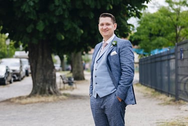 Portrait of the groom in a blue suit.