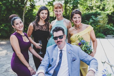 Ein Gruppenfoto der Hochzeitsgäste.