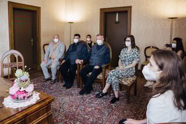 Homosexuelle Hochzeitszeremonie in einem kleinen Raum.