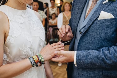 Braut und Bräutigam tauschen Ringe aus.