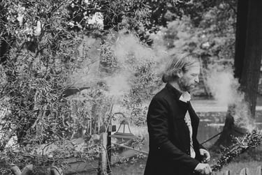 Ein Mann, der durch Verbrennen von Kräutern eine Fläche säubert.