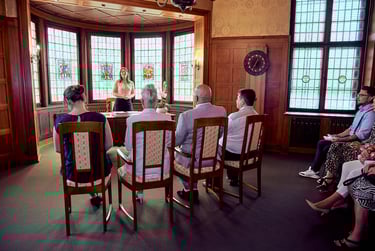 Standesamtlicher Trauredner spricht.