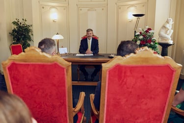 Der Standesbeamte spricht während der Trauung.