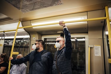 Schwules Paar in der U-Bahn in Berlin.