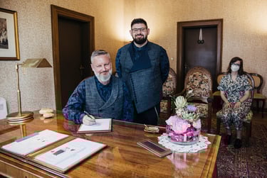 Der Bräutigam unterschreibt die Heiratsurkunde.