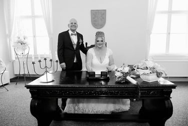 Braut und Bräutigam unterzeichnen die Heiratsurkunde.