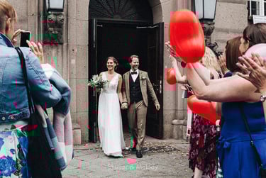 Braut und Bräutigam verlassen das Standesamt.