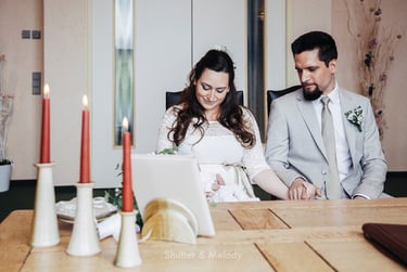 Braut und Bräutigam betrachten ihr Baby während der Hochzeitszeremonie.