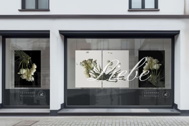 Schaufenster mit Blumen-Plakaten und Beschriftung "Liebe"