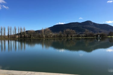 Vue panoramique du lac de Puivert près de Quillan dans l’Aude