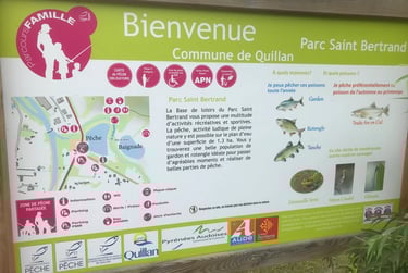 Panneau d’information sur la pêche au parc Saint-Bertrand à Quillan