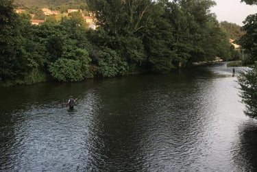 Pêche à la mouche sur la rivière Aude à Quillan dans les Pyrénées