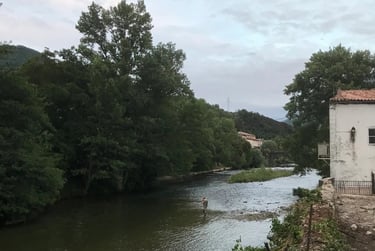 Pêche à la mouche sur la rivière Aude à Quillan dans les Pyrénées