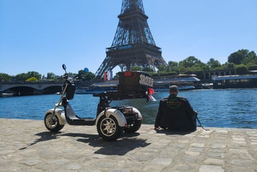 scooter électrique standard 3Roues.com à Paris / Tour Eiffel