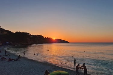 Spiaggia delle Ghiaie al tramonto in estate - Isola d'Elba