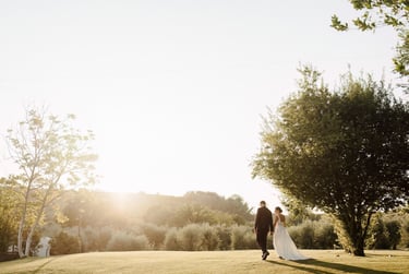 Sposi che passeggiano in giardino fotografo matrimonio Elegante Abruzzo, Pescara, Chieti