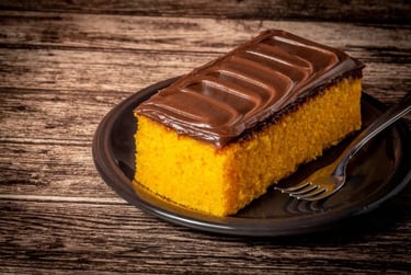 Fatias de chocolate com cake cenoura