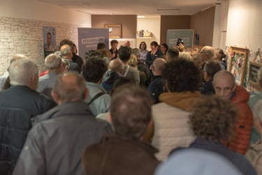 Photo de foule à l'intérieur du local de campagne de Tournon en Commun 2026 - L'Atelier du projet