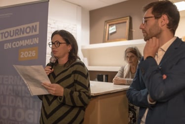 Aurélie Longueville faisant un discours