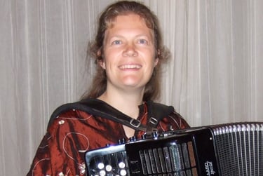 Helle Asmild underviser i harmonika