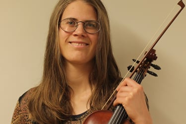 Amalie Malmgren Asmild, sceneperformer og musiker
