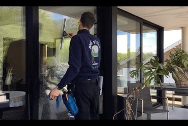 laveur de vitre nettoie une véranda
