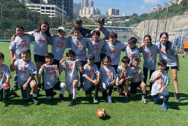 Grupo de jóvenes jugadores de football americano posando para una foto