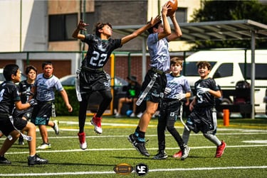 Grupo de jóvenes jugando flag football