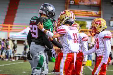 Compañerismo en el campo de football americano