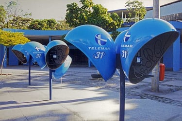 Pintamos a alguns anos postes de telefones públicos de toda cidade do Rio de Janeiro