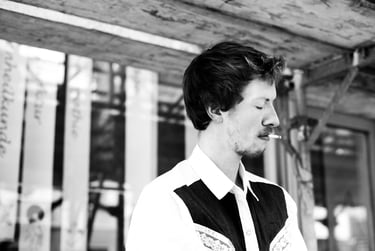 Vincent Long raucht eine Zigarette.