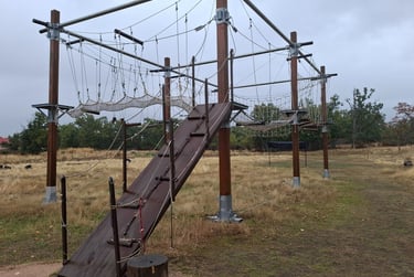 Pista de cuerdas del Albergue Puerta del Campo