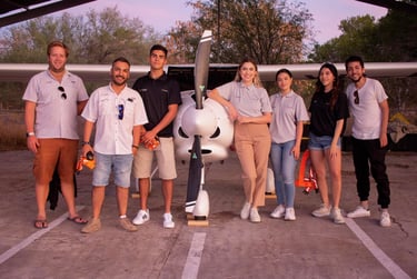 Equipo de videografía y fotografía de ImagineCosmos, junto a actores, y clientes que contrataron el servicio, posando en el a