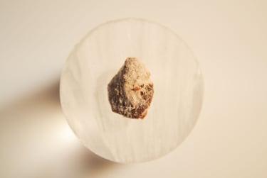 una pieza de materia descompuesta sobre un fondo blanco