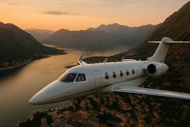 Jet privato sorvola su Kotor Montenegro.