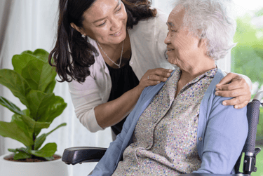 Caregiver-assiste- mamma- anziana-jpg