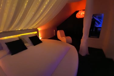 chambre de la love room morbihan avec sofa tantra et jacuzzi privatif