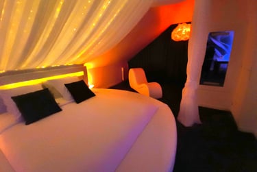  Love room du Morbihan , proche vannes, piscine privée et jacuzzi privatif, pièce secrète