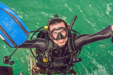 Lachender Taucher im Wasser mit blauer Flosse