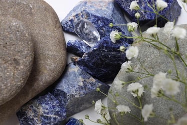 Fondo natural con gemas, piedras y flores en tonos suaves