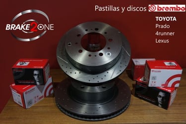Discos y pastillas de freno Brembo para Toyota Prado, 4Runner y Lexus sobre mesa de trabajo
