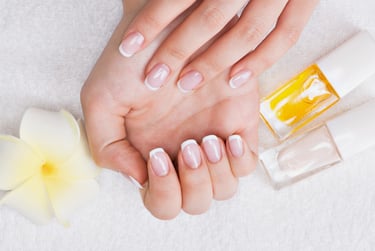 Unhas com francesinhas bem feitas por manicure profissional