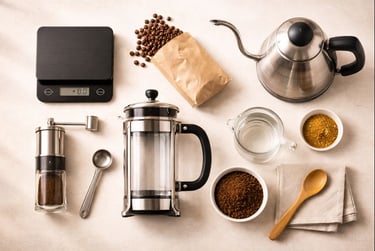 Equipamentos necessários para café em prensa francesa: cafeteira, moedor, balança, chaleira e cronóm