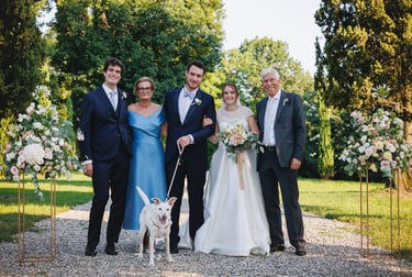 Foto con i parenti ed il cane di famiglia dopo il rito civile di matrimonio