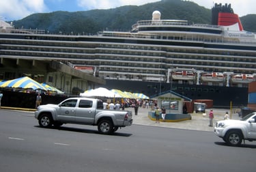 foto do navio ancorado em pago pago vista do porto
