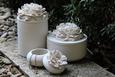 jesmonite containers for candles with soy wax inside of it handmade by rangliciene