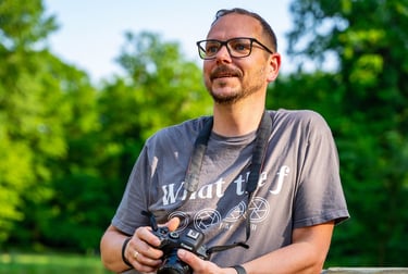Nico Kehder im Park mit Kamera bei Sonnenschein