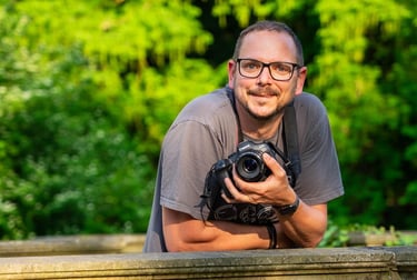 Nico Kehder im Park mit Kamera bei Sonnenschein