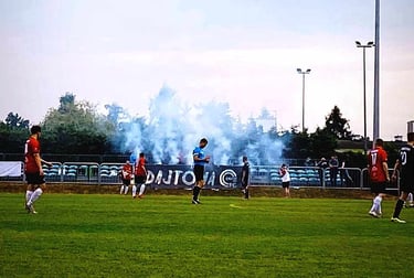 transparenty kibicowskie pirotechniczna oprawa meczowa na stadionie ultras race