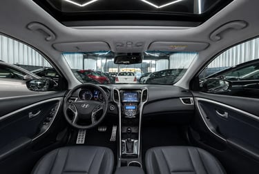 Interior do Hyundai i30 com teto panorâmico, painel e central multimídia em destaque.